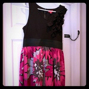 Women’s large sleeveless dress with ruffle detail